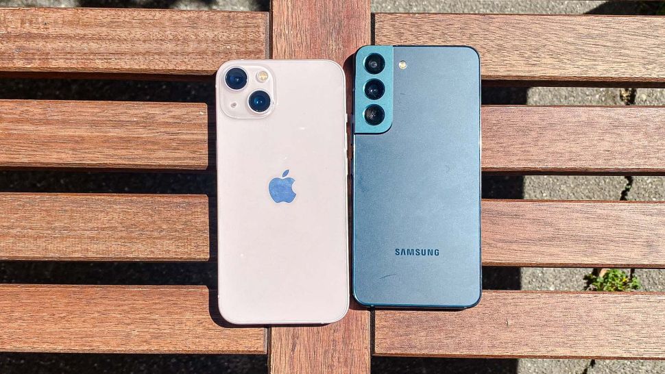 Samsung Galaxy S22 در مقابل iPhone 13 کدام گوشی پرچمدار برنده می شود؟